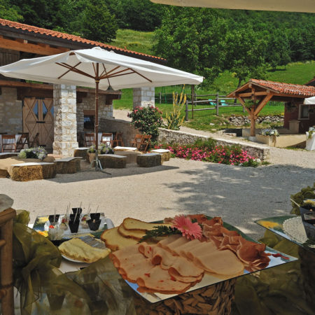 Buffet all'aperto all'agriturismo il Maggiociondolo di Schio