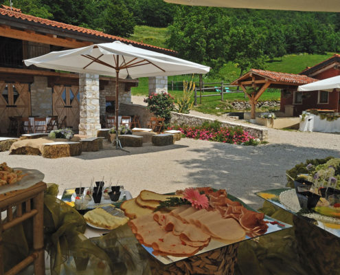 Buffet all'aperto all'agriturismo il Maggiociondolo di Schio